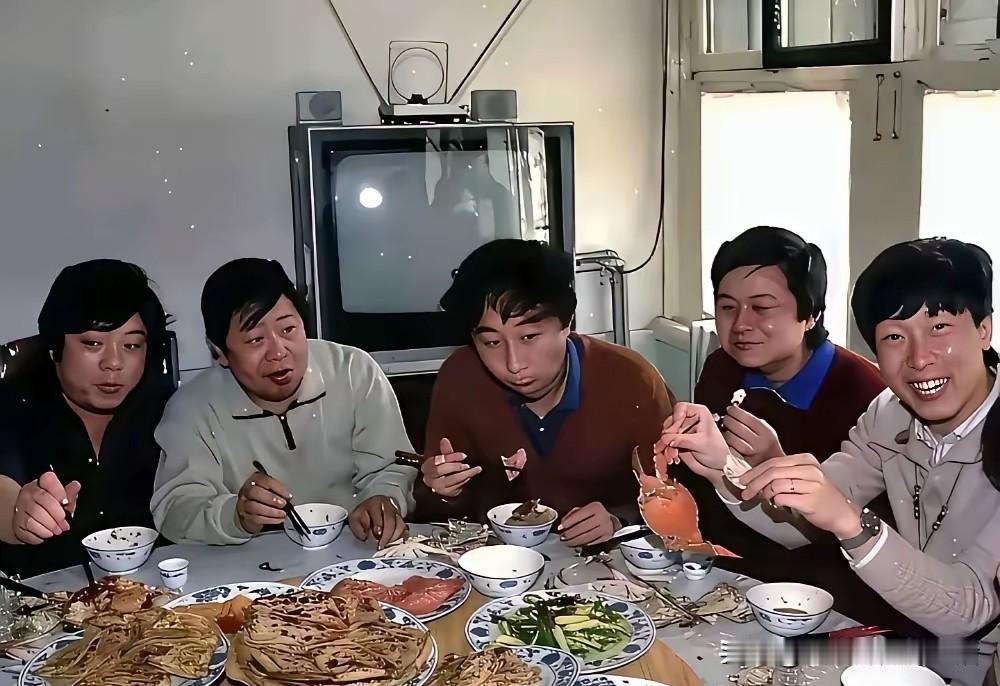 过去的人真是不喜欢理发，都是这种长不长短不短的发型，看起来非常油腻[捂脸哭][捂脸