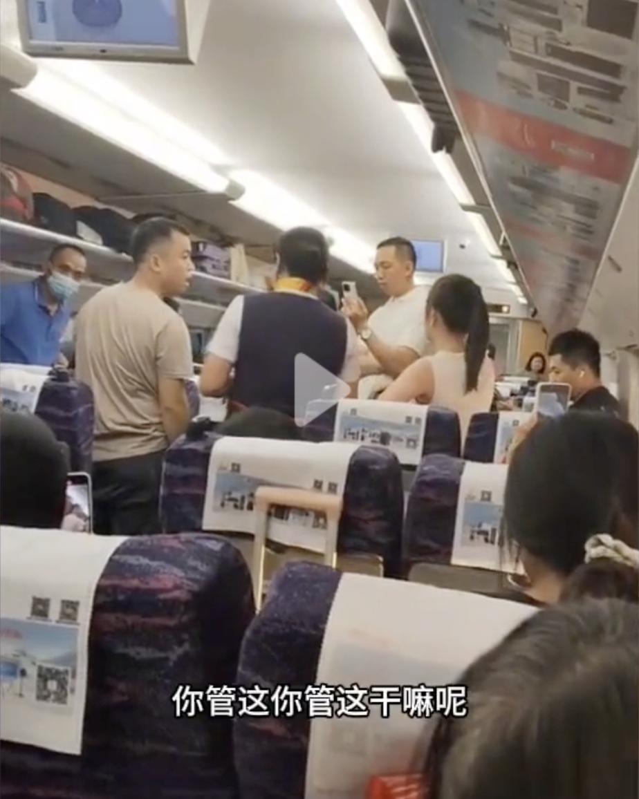 男子高铁上猥亵7岁女童事件中，两个细节证明男子品行恶劣！1、当女孩妈妈发现男