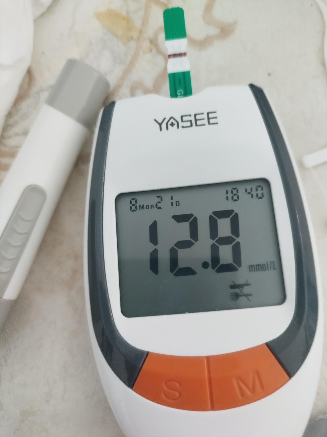 看起来苞米面糊糊粥，作为糖尿病人是真不能喝呀。今天剩的包子，老伴儿嫌干吧，就