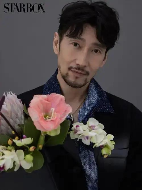 综艺《披荆斩棘的哥哥》阵容官宣，有几位参与者让人惊喜，期待舞台表现。满江作为深