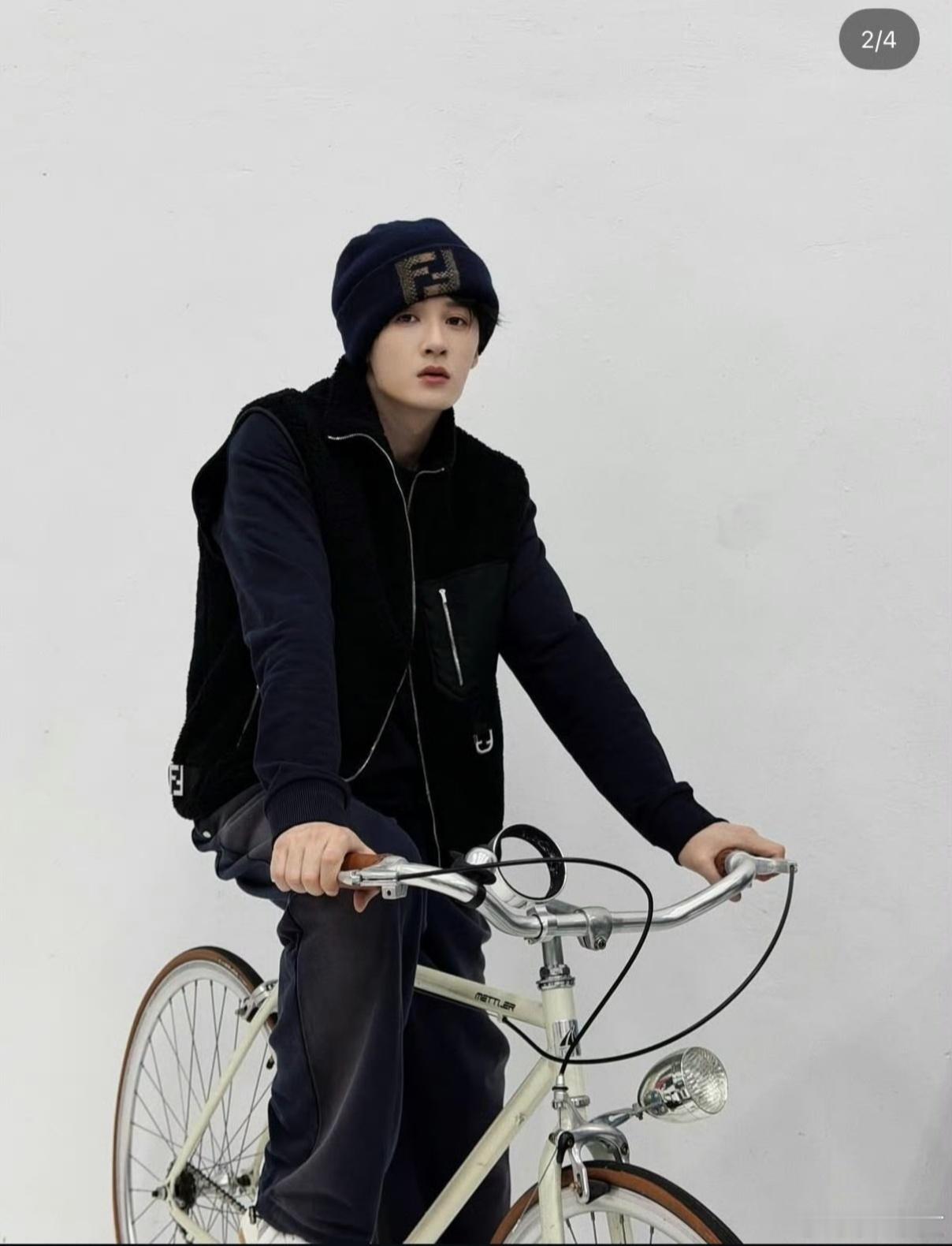 这是大哥檀健次现在的照片吗？不敢相信啊！大哥檀健次frndi背心外套，卫衣冷帽搭