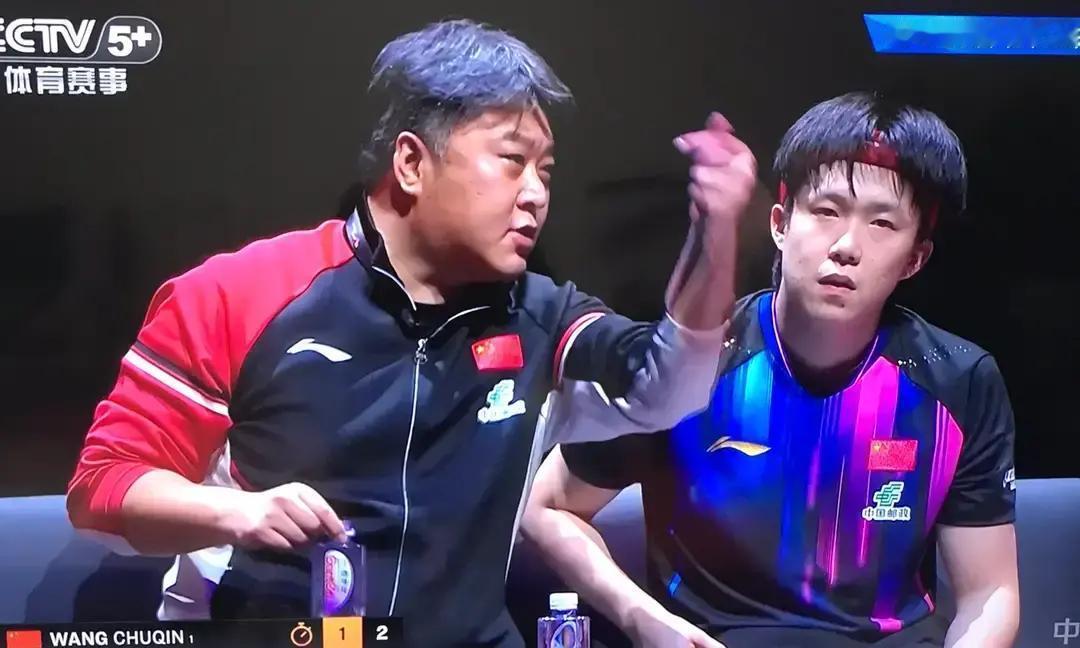 王楚钦1比3落后松岛辉空，再输一局就回家。局间休息孙逊对着大头喊，现在放弃