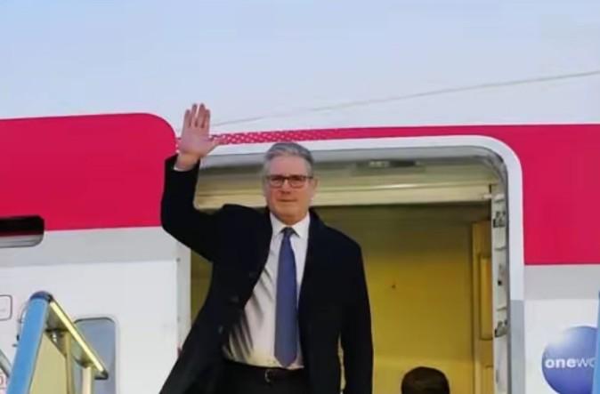 首相斯塔默还没下飞机，就先说了三句话。第一句，承认中国不是“正在崛起”，而是“已