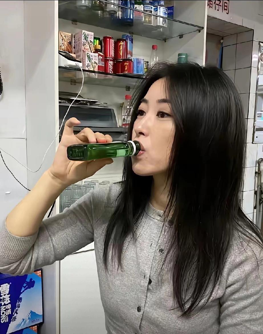 朱珠40岁生日太飒！街边小馆对瓶吹二锅头，褪去明星光环超接地气
