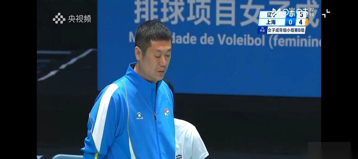 讲个笑话。中国女排国家队的主教练，带的省队，4场比赛输了3场。我看完比赛，坐