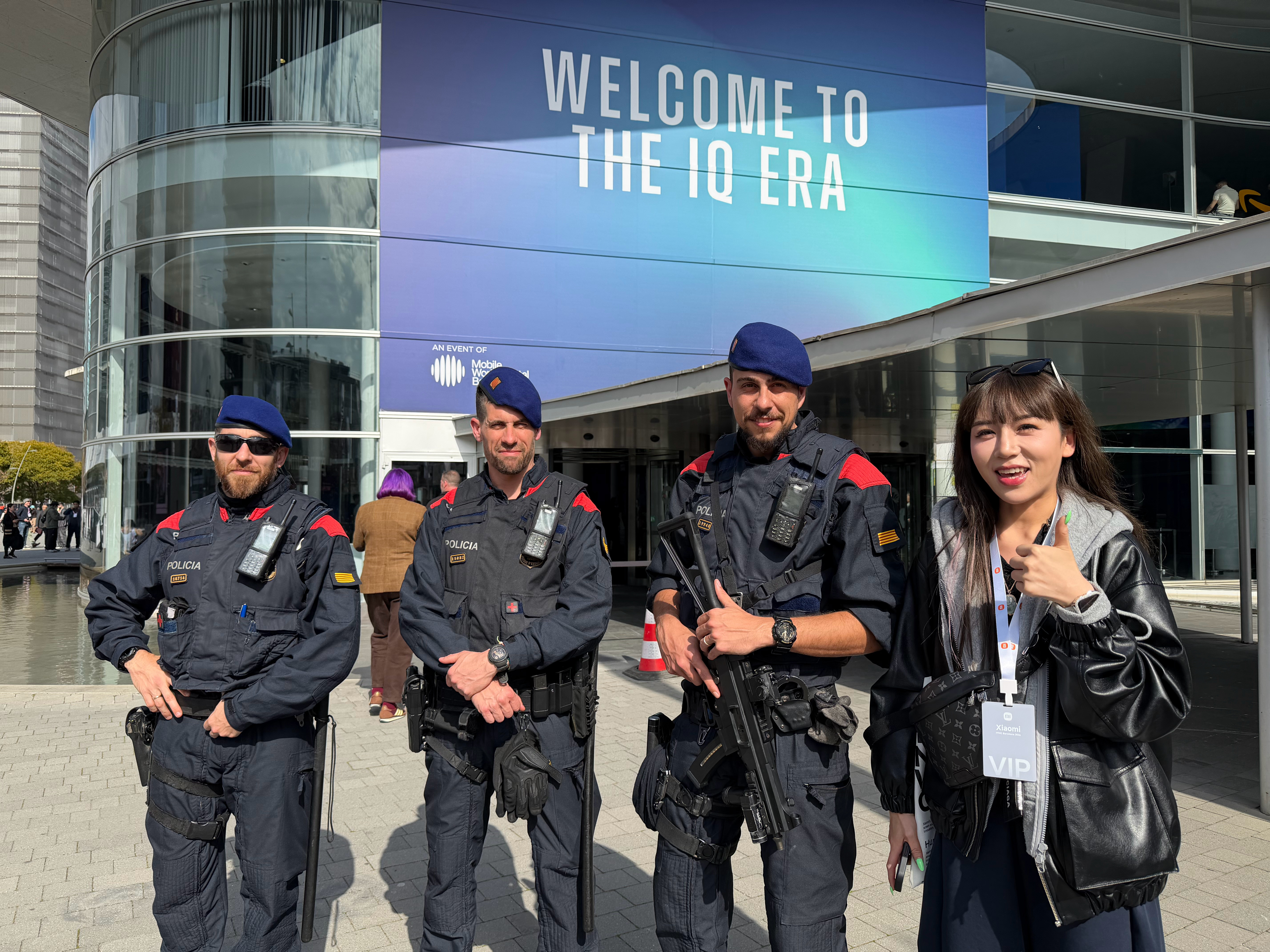 大姐让我给喊停这些大兵非要跟人家合影