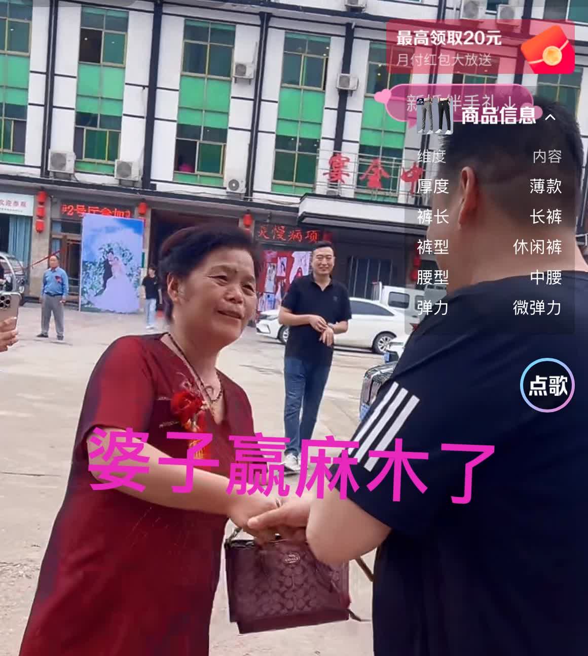 阿杜的妈这几天飘了，觉得自己厉害的不得了，你看走到哪都这么多人围着她。这就是