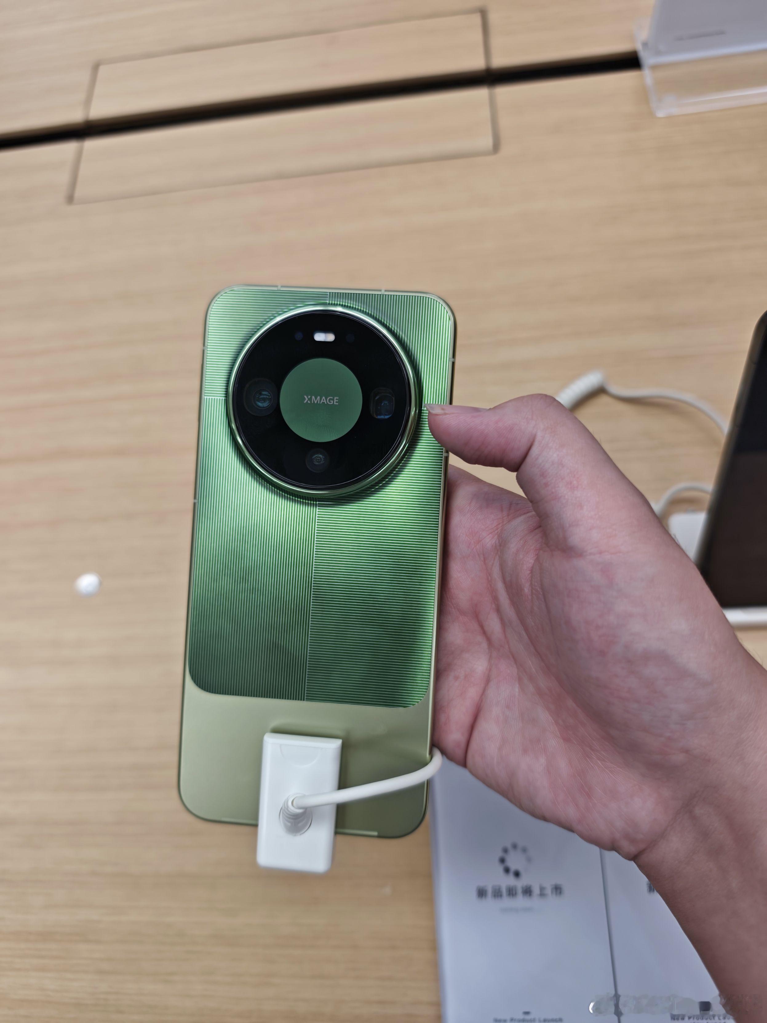 同样是绿色，荣耀和华为这样一对比差距真的挺明显的​​​