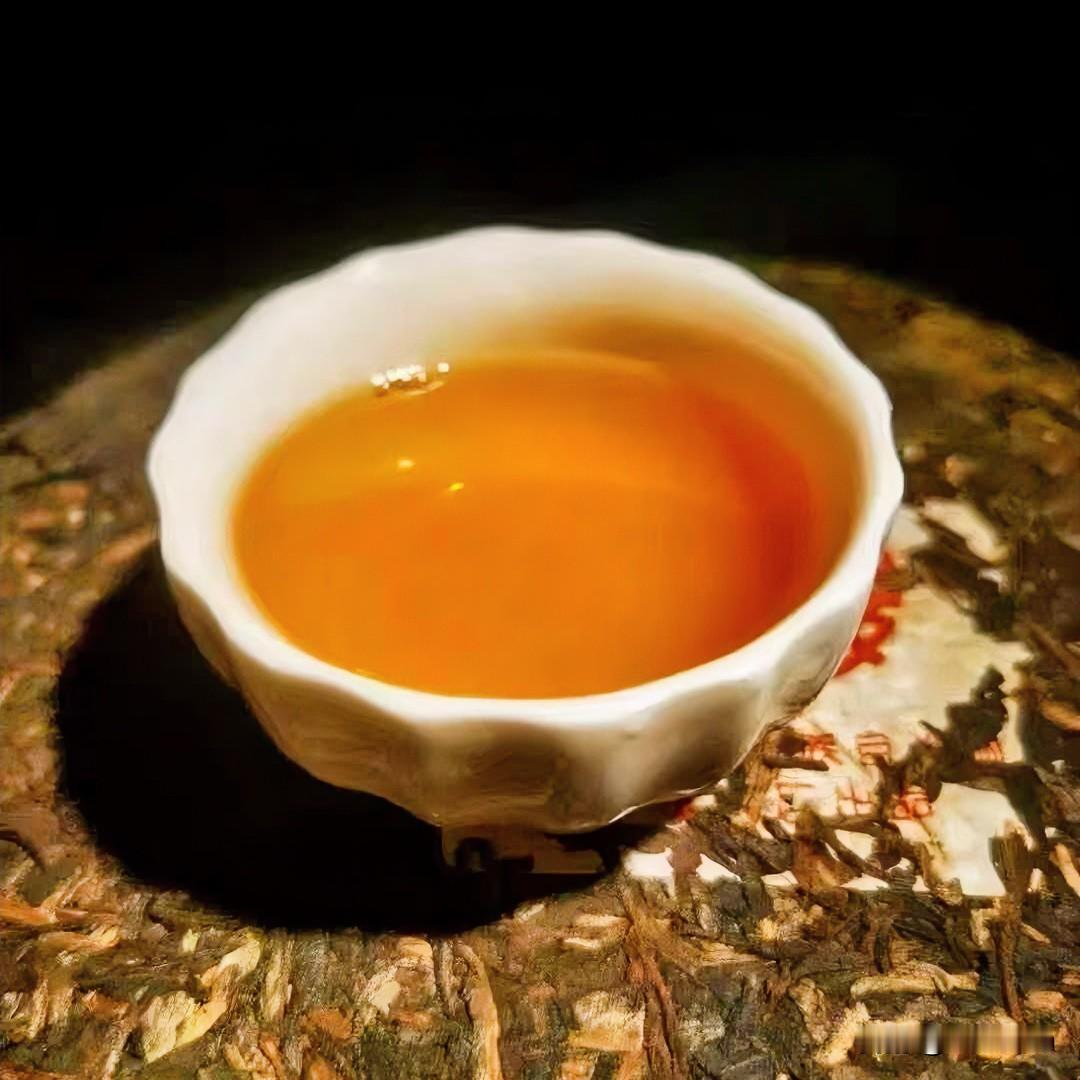 茶叶到底要“泡”多久?午后的光从窗格漏进来，刚好落在茶盘上。烧水，温杯，投茶