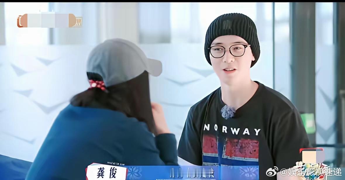 龚俊把节目里那段私下找那英聊天的片段播出来后，热搜直接爆了。他先开口说自己年轻怕