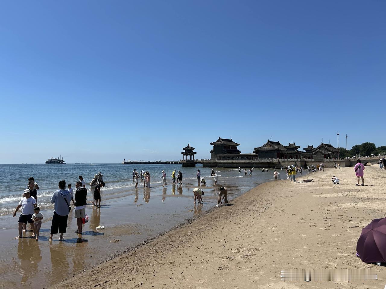 从北戴河回来了，立刻感到北京的热，不像北戴河那样的晒，而是满身汗的闷热。北戴