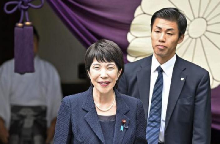 果不其然。媒体人卢克文突然发声了。引爆点就是那句“她不像日本首相，倒