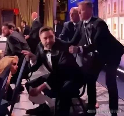 枪击现场，大好的表现机会让万斯和鲁比奥两个潜在下届美国总统人选浪费了，鲁比奥钻到