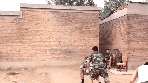 以前的武警协同训练，7米高的墙，一下子就上去了，太厉害了。