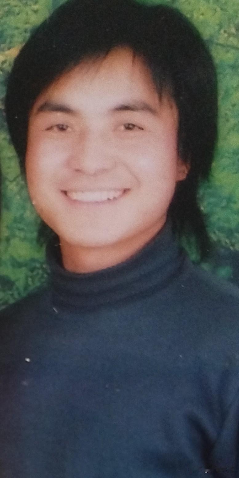 2005年，24岁，有婴儿肥，有浓密的头发，有发自内心的笑容20年后