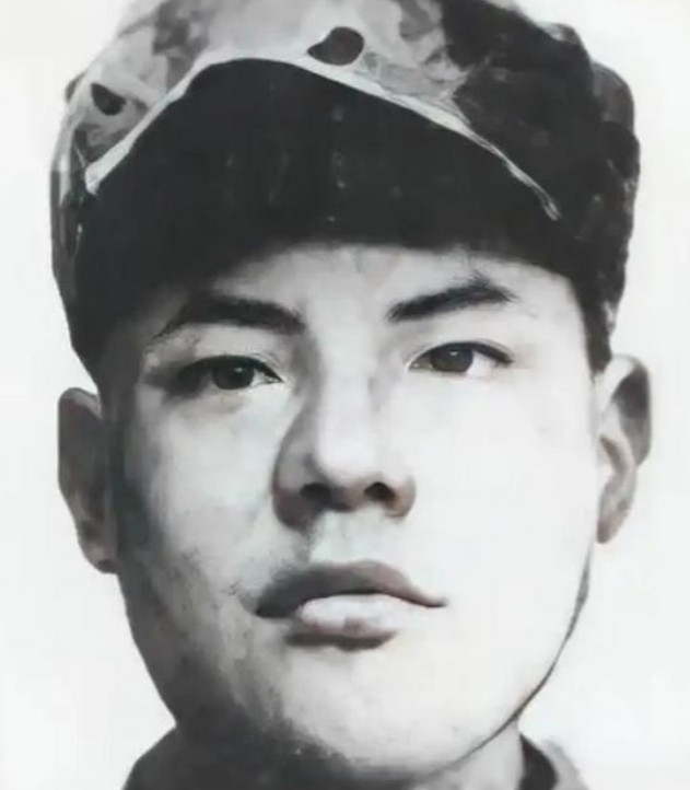 1943年，仅25岁的八路军科长被俘，日军把他带到华丽住所，还找来美娇娘与他同房