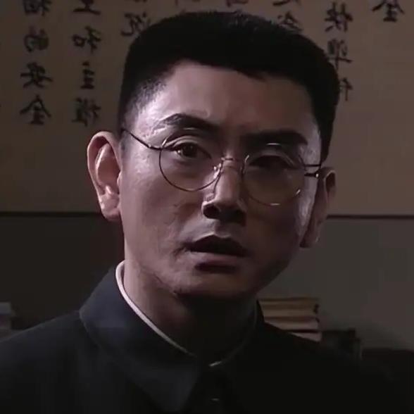 《潜伏》里的洪秘书从某一集以后就突然消失了，剧情没交代，他去哪了？这个戴眼