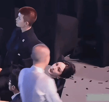 杨幂的媚浑然天成，是骨子里的，一举一动都透着韵味儿，哪怕只是跟朋友打个招呼，哪怕