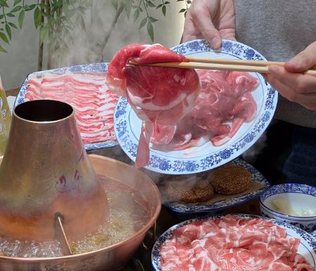 “还敢吃生牛肉吗？”近日，湖北襄阳，一女子为了追求牛肉鲜嫩的口感，吃火锅时涮了几