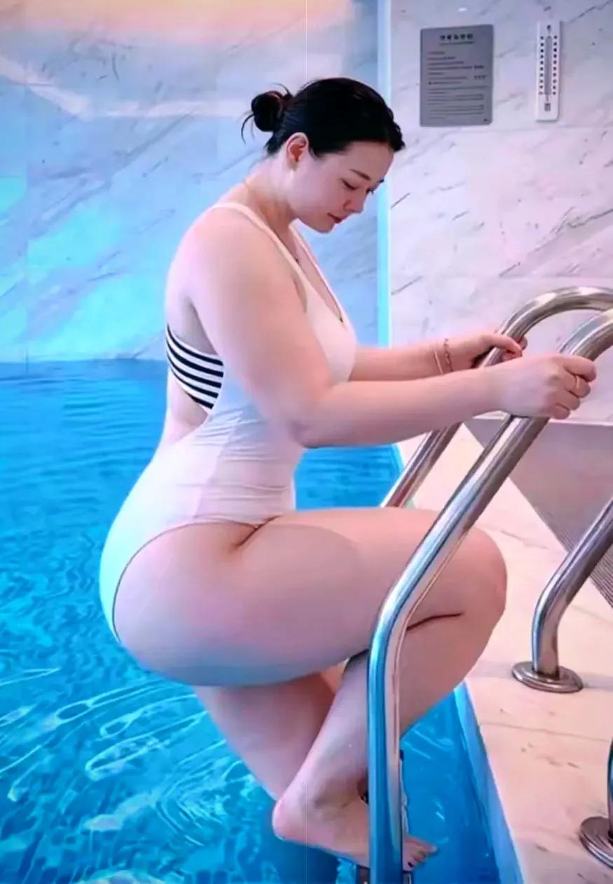 中年泳妇池水景恰似蓝海白幼鲸滴珠带露登天梯销魂美肤最上镜