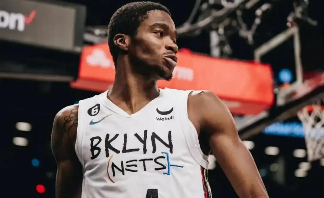 广东这赛季玩的是“外援靠边，小个子当家”。徐杰32分钟，球在手就一句话：我