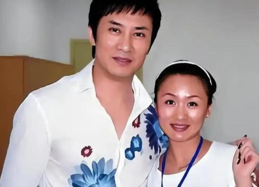 “我要离婚。”当年，富家女万小牧爱上了穷小子江涛，30年后，江涛成了知名歌唱家，