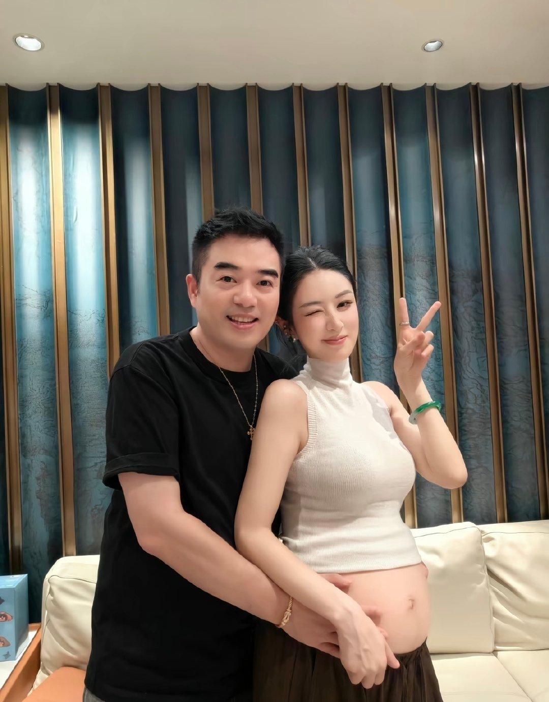 41岁薇娅分享二胎孕肚照，老公从背后抱着她，夫妻俩看起来好恩爱！虽然已经临近生产