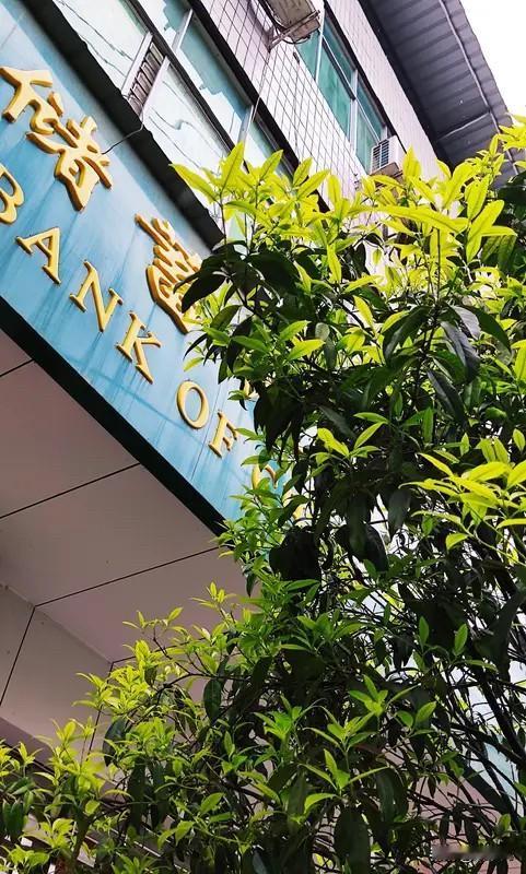 银行那边对房贷30年变成40年，还是挺开心的。毕竟房贷利率现在是3点多，银行的