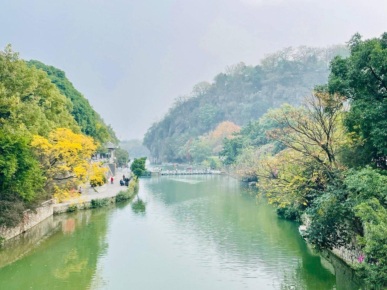 过年本来是全家团圆的日子，我却听说一件让人揪心的事：有个亲戚，过年没敢回小县城老