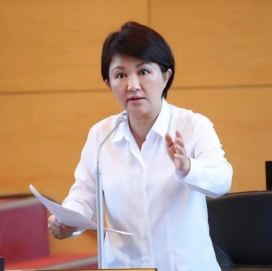 自命不凡的卢秀燕去年国民党主席大选，朱立伦公开喊话她参选，她担心国民党孔摊子影