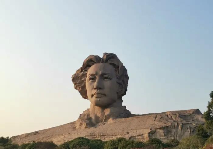 ·毛主席时代，新中国站在世界反美最前线，姿态最硬，口号最响。可奇怪的是，美国那时