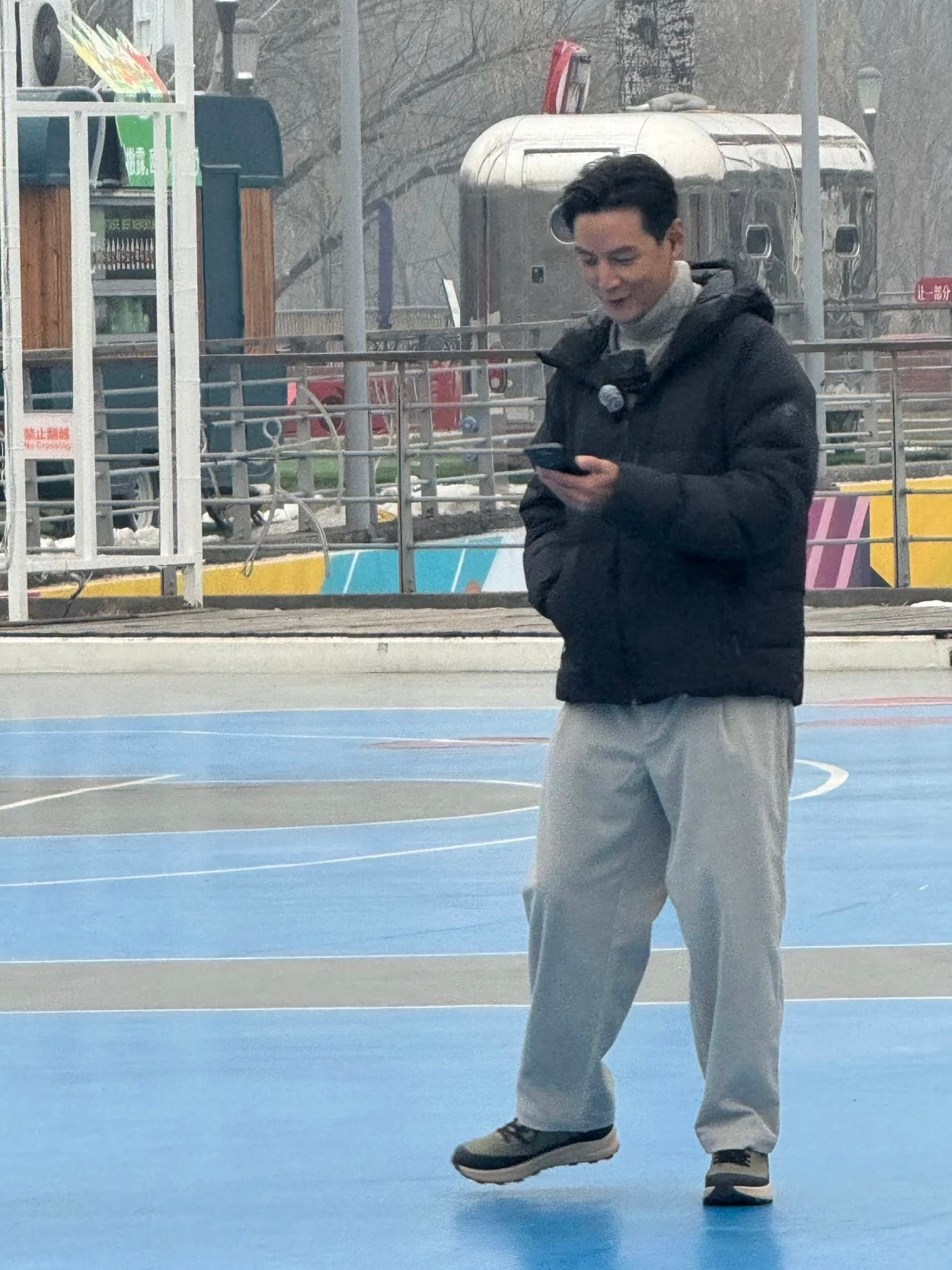 有人在北京偶遇吴彦祖在给路人拍照他手上拿的不会是小米17Ultra吧？？？