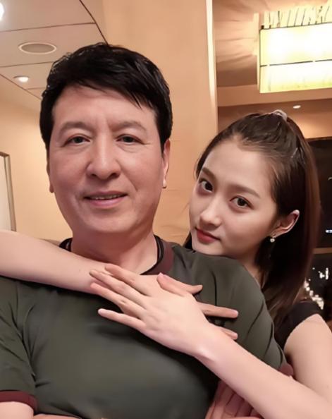 关晓彤给天下所有女人上了一课，那就是：无论你有多美，钱包有多厚，都千万不能在年纪