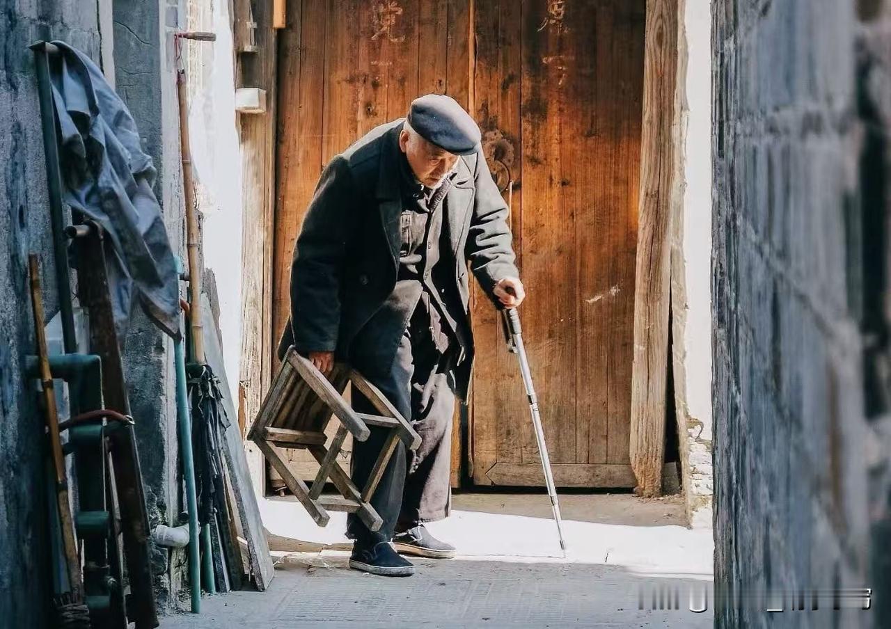 人老了要过10道坎，一道比一道扎心，谁也躲不掉1、硬的咬不动，香的吃不了，再