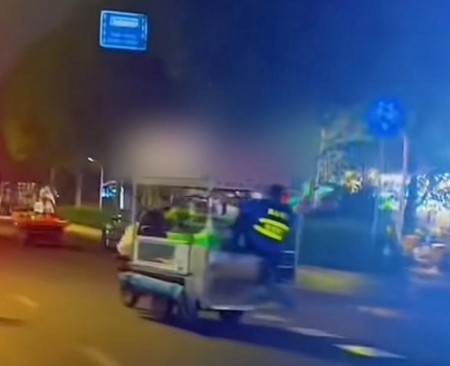 【#南宁披露执法者爬上商贩三轮车原因#：其加速驶离，欲进行管控】近日，社交平台有