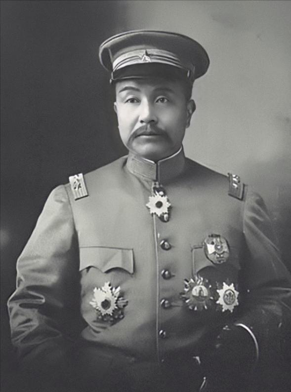 临死前袁世凯把儿子叫到床前：“你不要送葬，开枪打死穿红衣服的人。”几天后，他又把