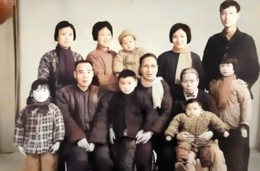 1970年，上海知青林小兰难产，邻居老太救了她的命。10年后，林小兰一家要回上海