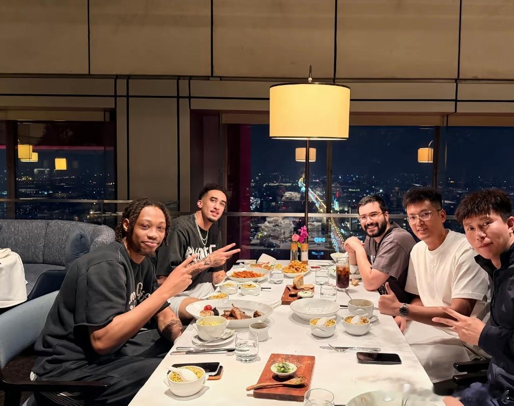 不舍告别！奎因正式离队返美，广东休赛期续约悬念拉满广东男篮顺利返回东莞，球队做完
