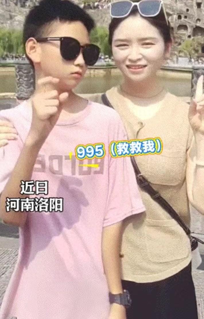 笑不活了！河南，妈妈拉着儿子在著名景区龙门石窟搜打卡拍照，没想到母子俩拍照时，儿