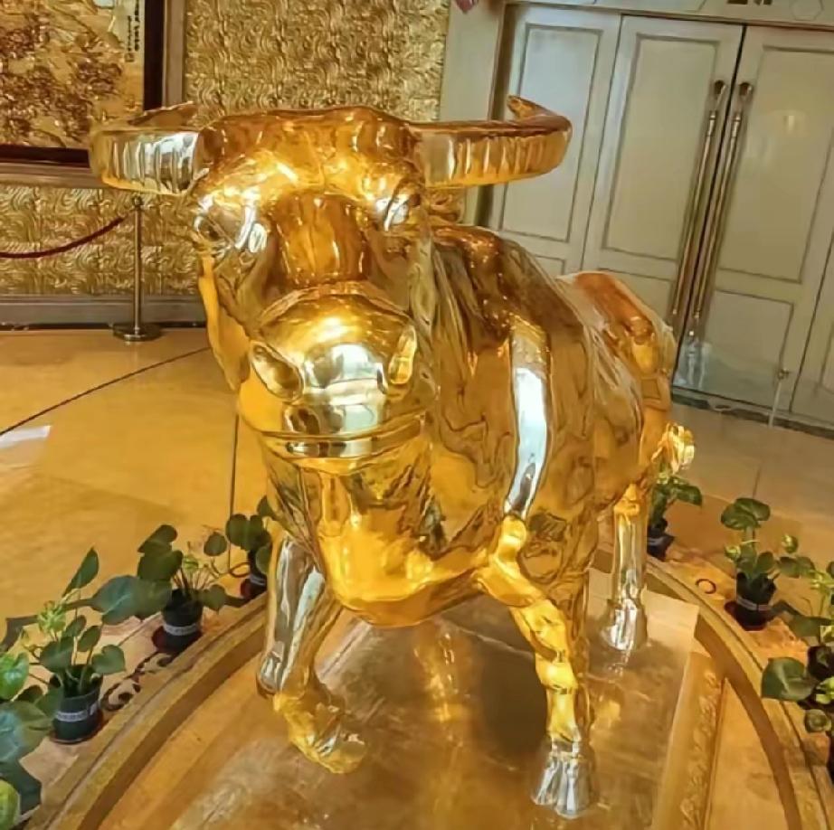 华西村当年花3亿造的一吨金牛，曾被骂死要面子、乱造浪费，如今15年过去，狠狠打了