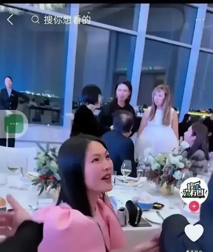 她以为带两部手机就够用了。结果在何超琼的晚宴门口，被工作人员一眼识破。这不是