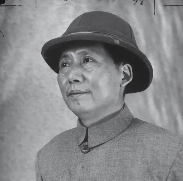 毛泽东一辈子几乎不戴帽子。可1945年，有一顶灰色的"怪帽子"，他整整戴了43天