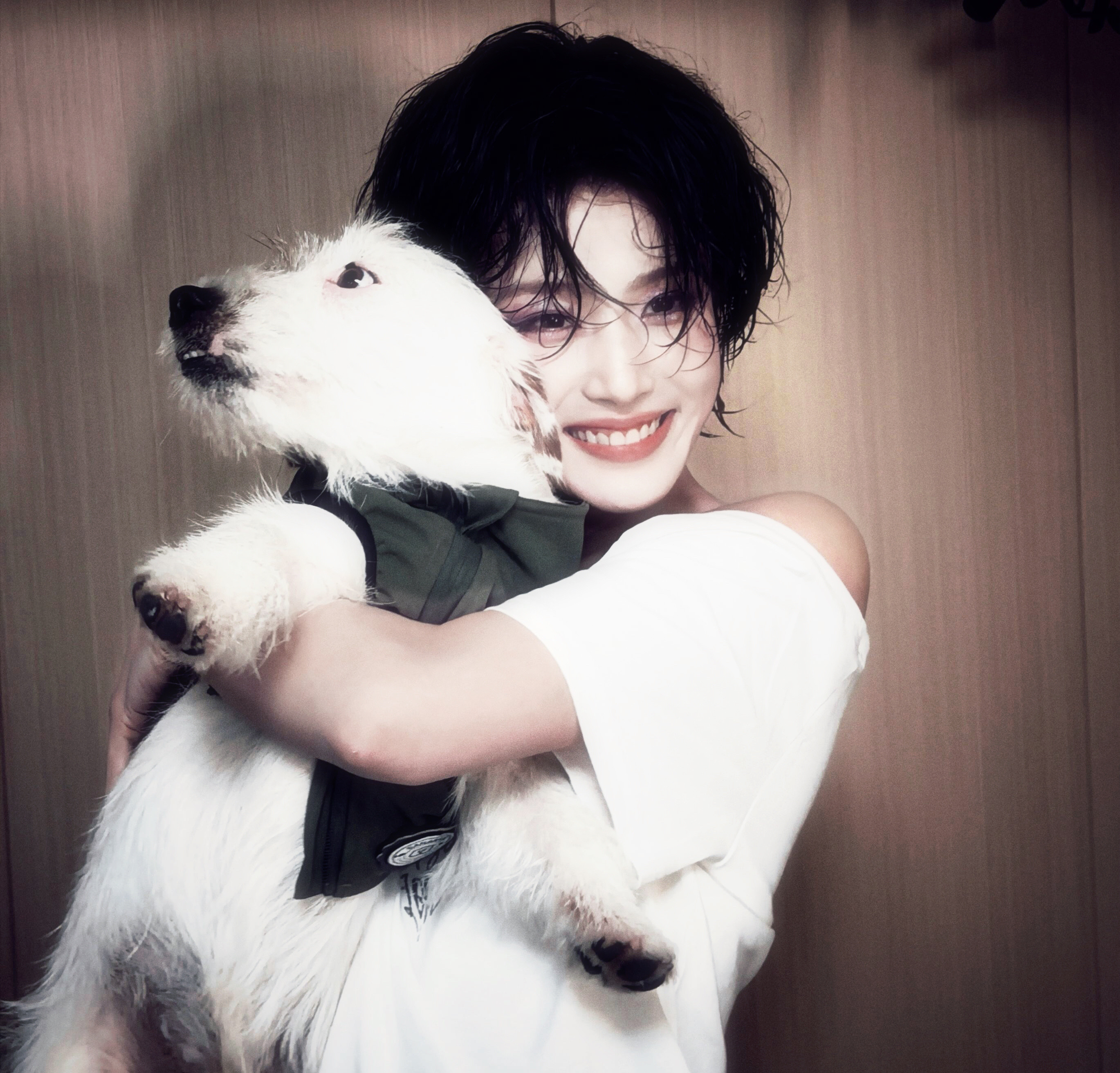 卢昱晓lyx卢昱晓短发真的被这组短发湿发图狠狠拿捏了又A又飒，又美又野，真的