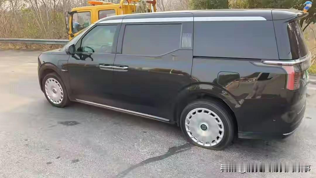 🔥黄晓明真人版《人在囧途》，爆胎拦货车赶飞机！12月17日清晨，黄晓明在