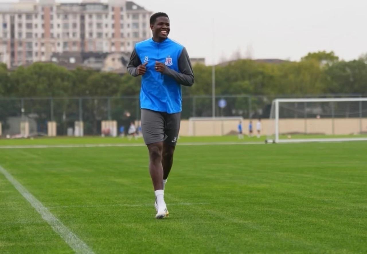 申花集中以后由于国字号的抽调再加上伤病员，球队人员少无法进行分组对抗，教练组只能