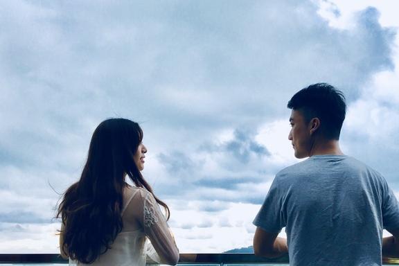 我的女闺蜜，总抱怨遇不到好男人。譬如男友从不给她系鞋带。我告诫她，这只是谄媚的行