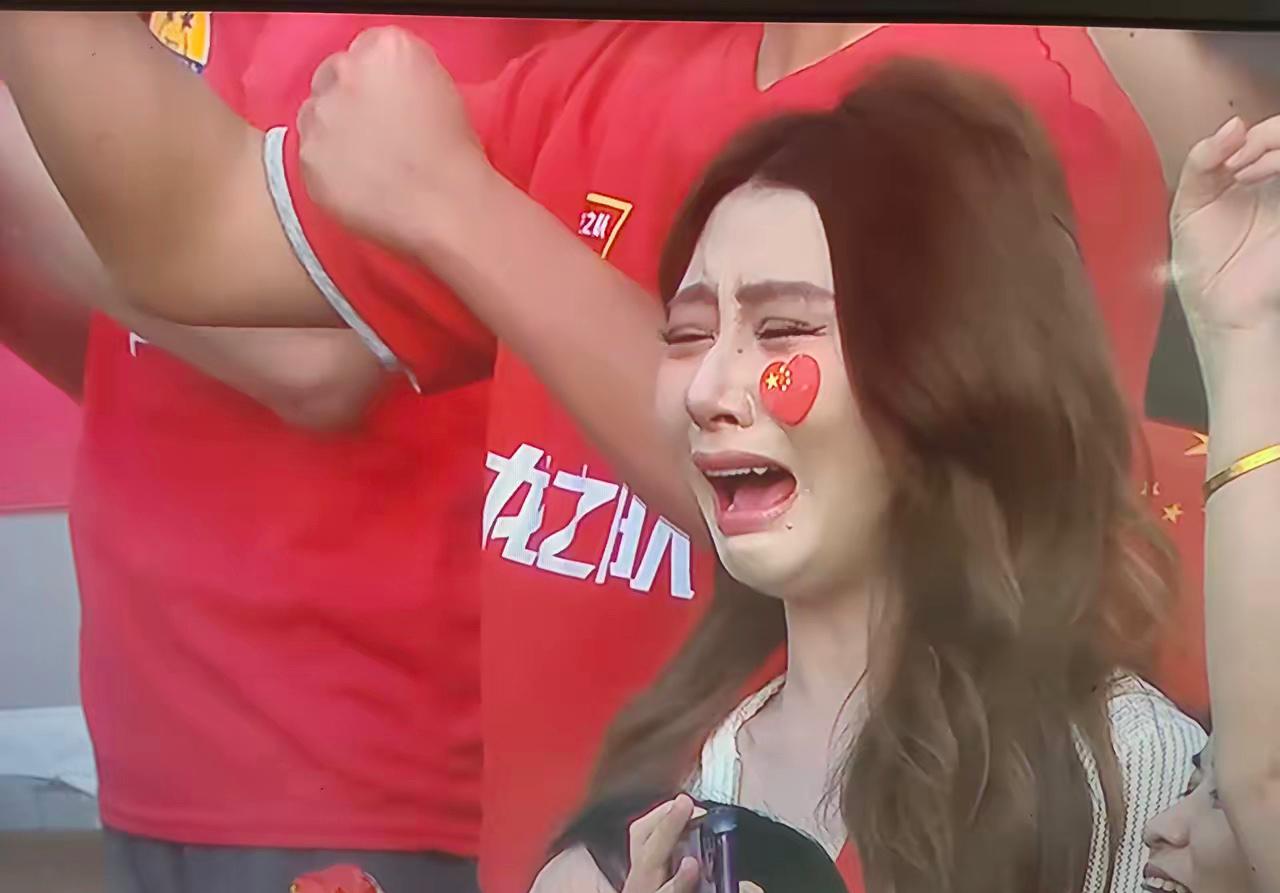 沮丧的乌兹别克斯坦！狂欢的中国！中国足球太需要四强了！这个女球迷是懂球的，