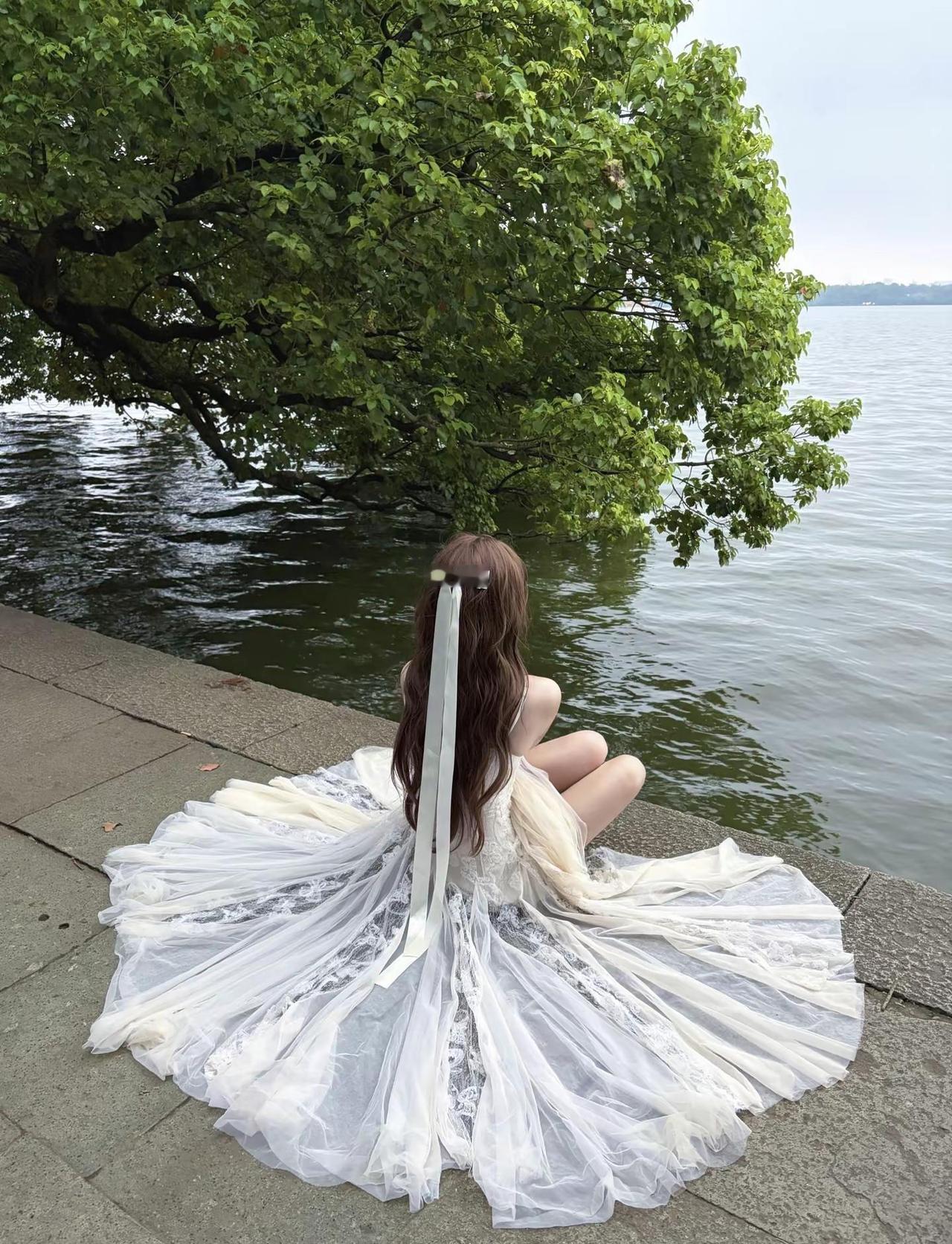 西湖纵有千分美无你不过一滩水～孤山路网红椅附近也能拍大裙摆哦！！杭州陪拍杭州