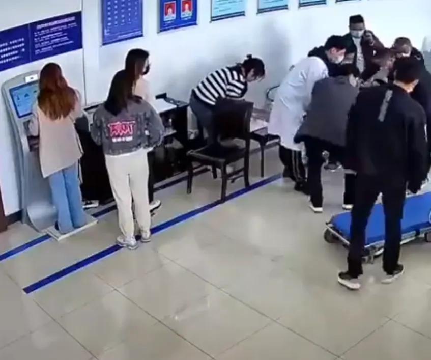 本来开开心心去旅行，却因为一间房闹到报警住院，这场冲突没有赢家。事情发生在甘