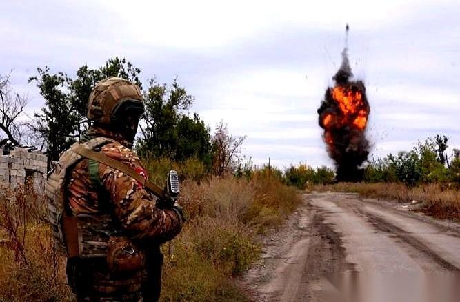 美国人前脚刚拍着胸脯说，那座城，是“不可攻破的堡垒”，稳得很，能撑到2026年。